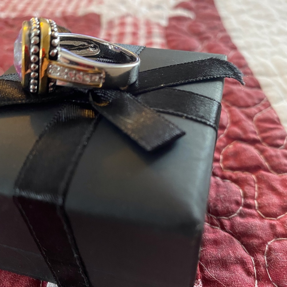 Woman’s ring - Picture 2 of 4